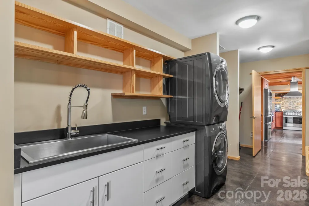 588 Long Branch Road Swannanoa, NC 28778