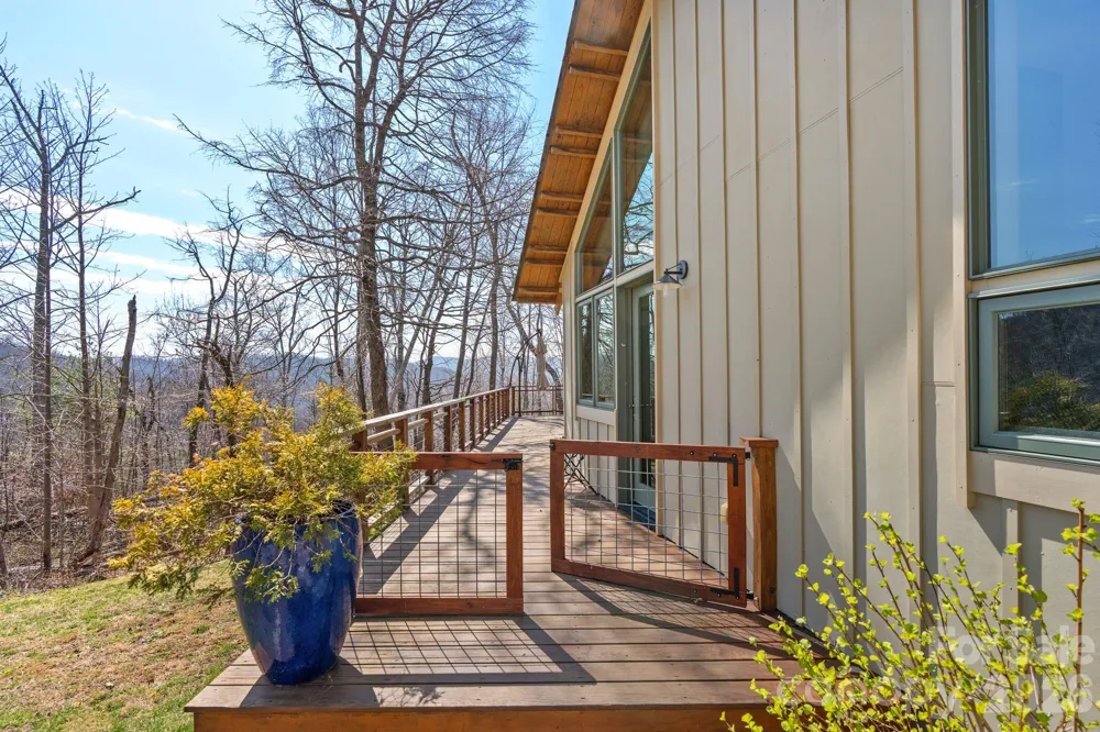 588 Long Branch Road Swannanoa, NC 28778