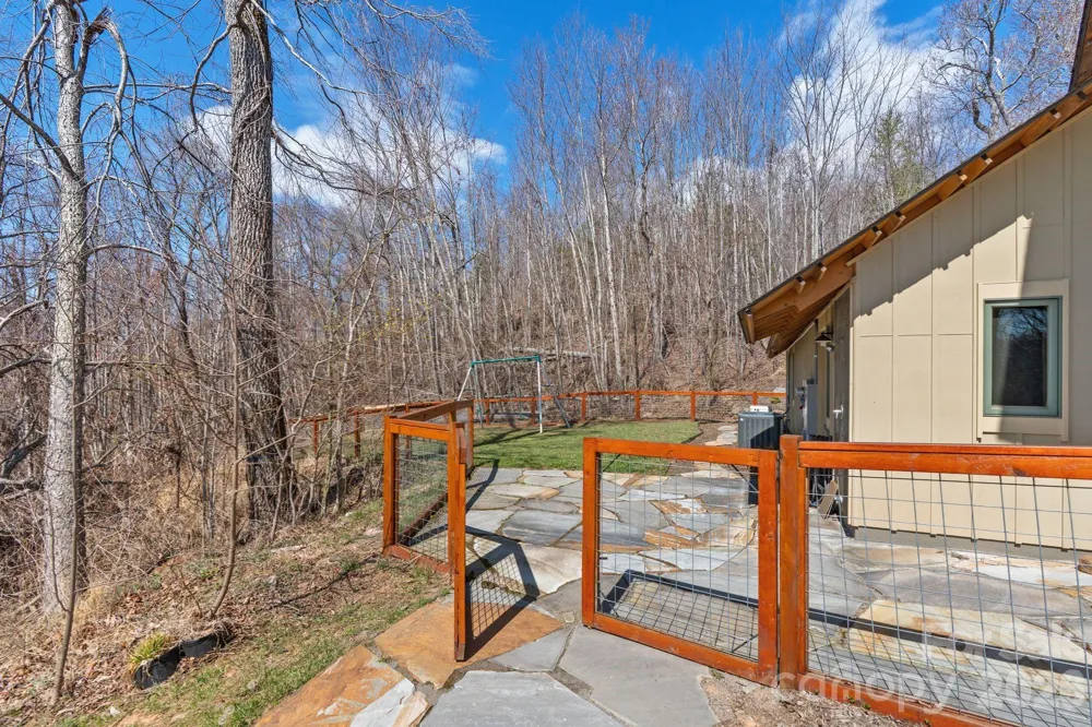 588 Long Branch Road Swannanoa, NC 28778