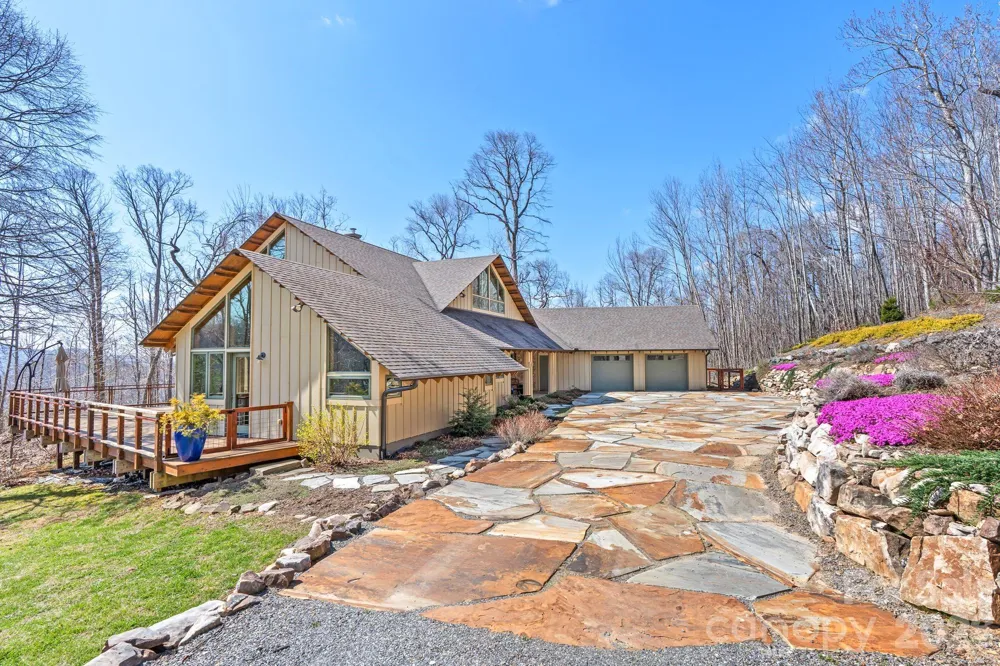 588 Long Branch Road Swannanoa, NC 28778