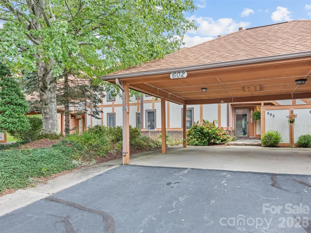 602 Fleetwood Plaza Hendersonville, NC 28739