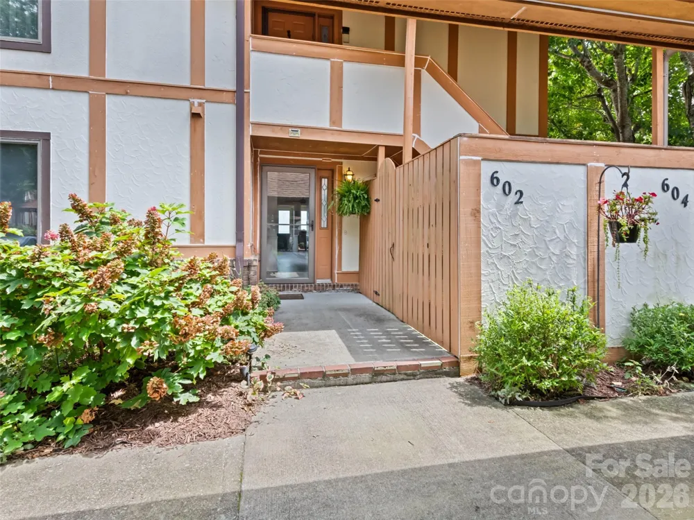 602 Fleetwood Plaza Hendersonville, NC 28739