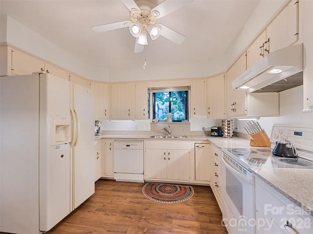 602 Fleetwood Plaza Hendersonville, NC 28739