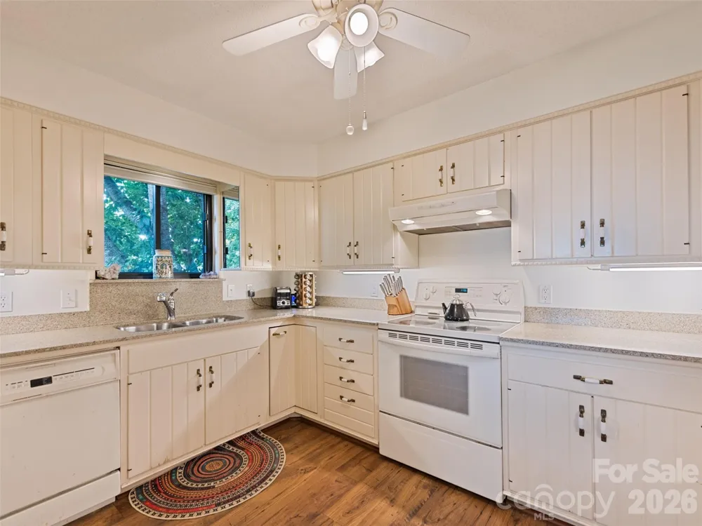 602 Fleetwood Plaza Hendersonville, NC 28739