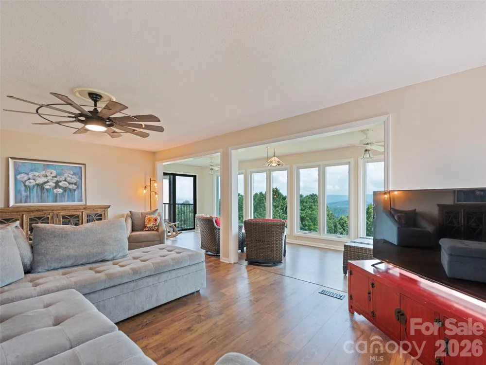 602 Fleetwood Plaza Hendersonville, NC 28739
