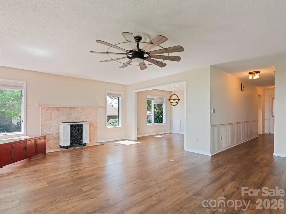 602 Fleetwood Plaza Hendersonville, NC 28739