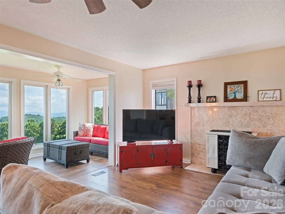 602 Fleetwood Plaza Hendersonville, NC 28739