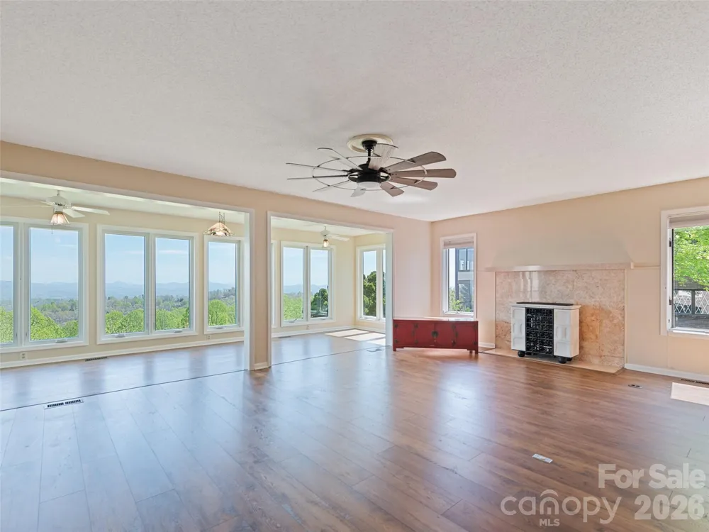 602 Fleetwood Plaza Hendersonville, NC 28739