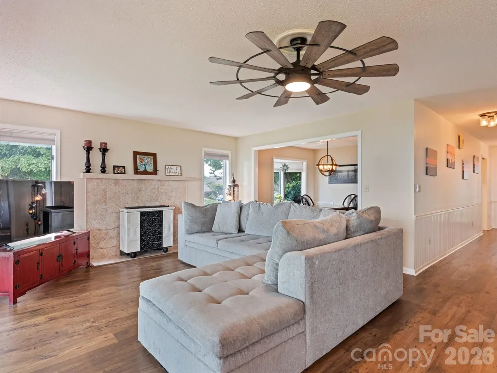 602 Fleetwood Plaza Hendersonville, NC 28739