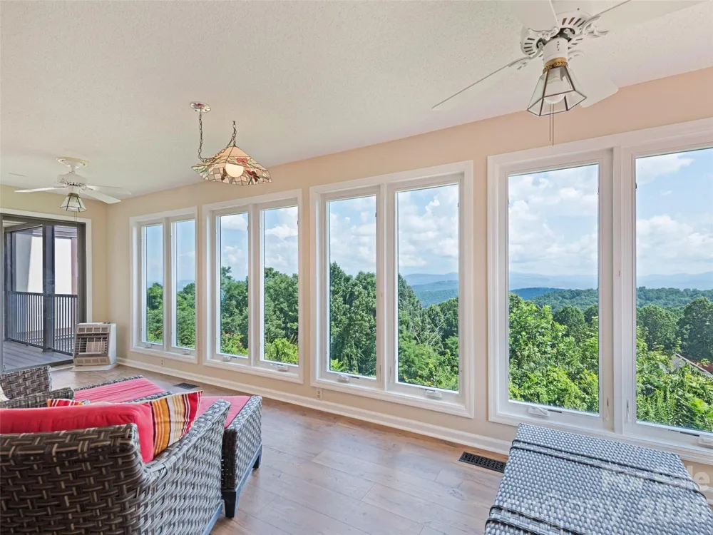 602 Fleetwood Plaza Hendersonville, NC 28739