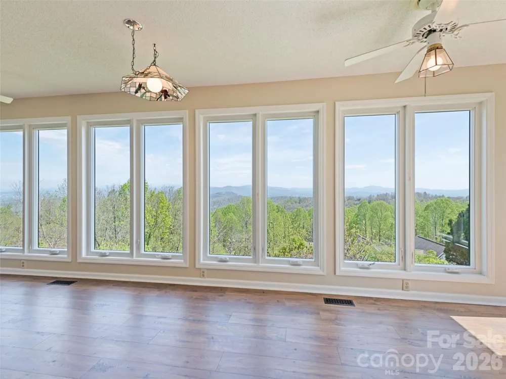 602 Fleetwood Plaza Hendersonville, NC 28739