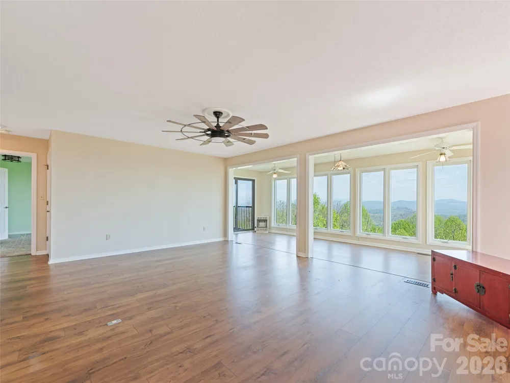 602 Fleetwood Plaza Hendersonville, NC 28739