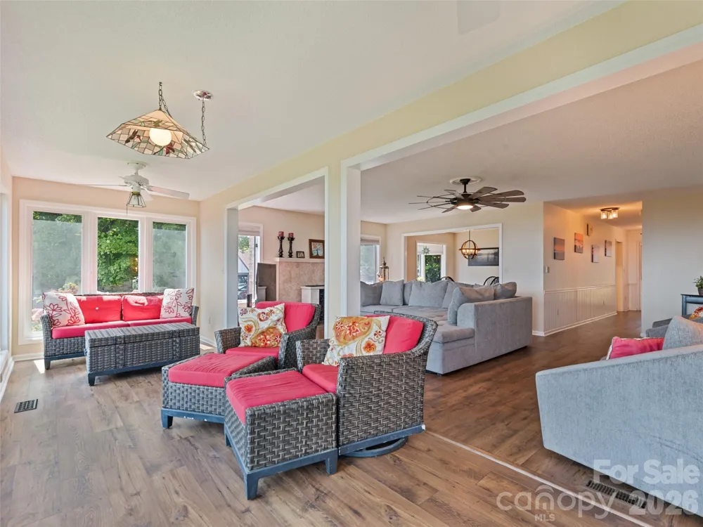 602 Fleetwood Plaza Hendersonville, NC 28739
