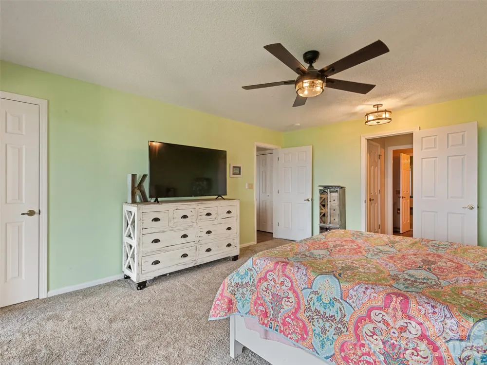602 Fleetwood Plaza Hendersonville, NC 28739