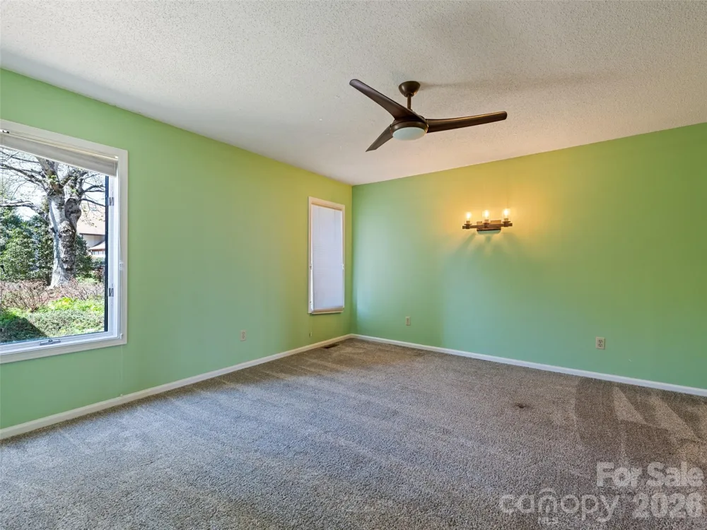 602 Fleetwood Plaza Hendersonville, NC 28739