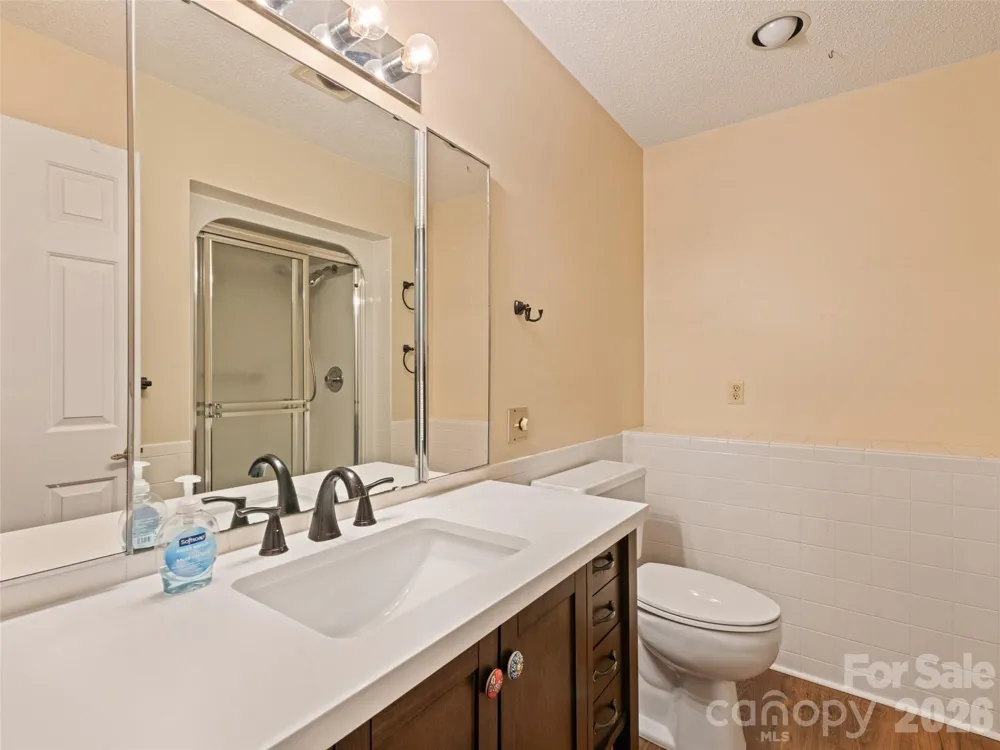 602 Fleetwood Plaza Hendersonville, NC 28739