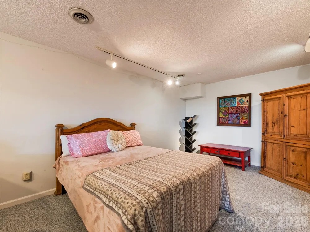 602 Fleetwood Plaza Hendersonville, NC 28739