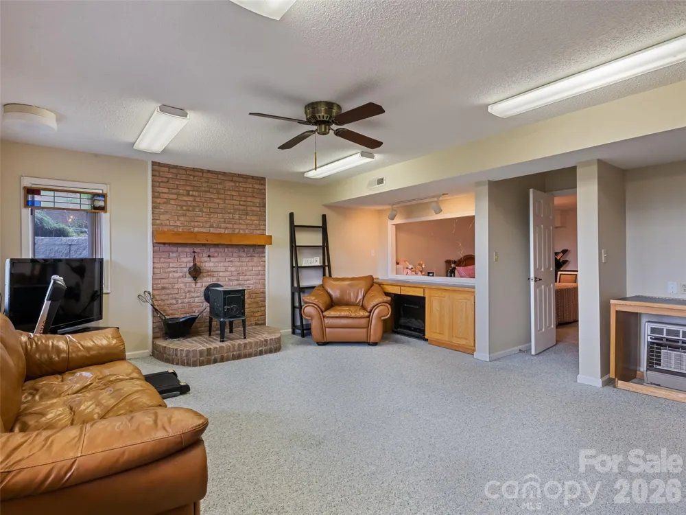 602 Fleetwood Plaza Hendersonville, NC 28739