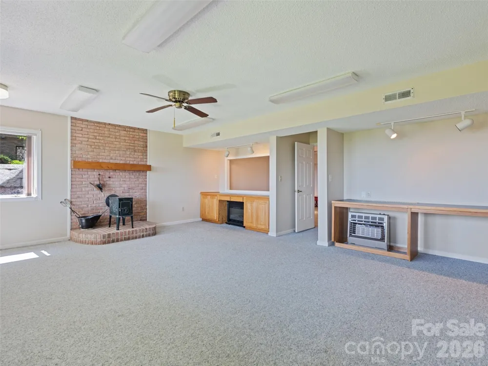 602 Fleetwood Plaza Hendersonville, NC 28739