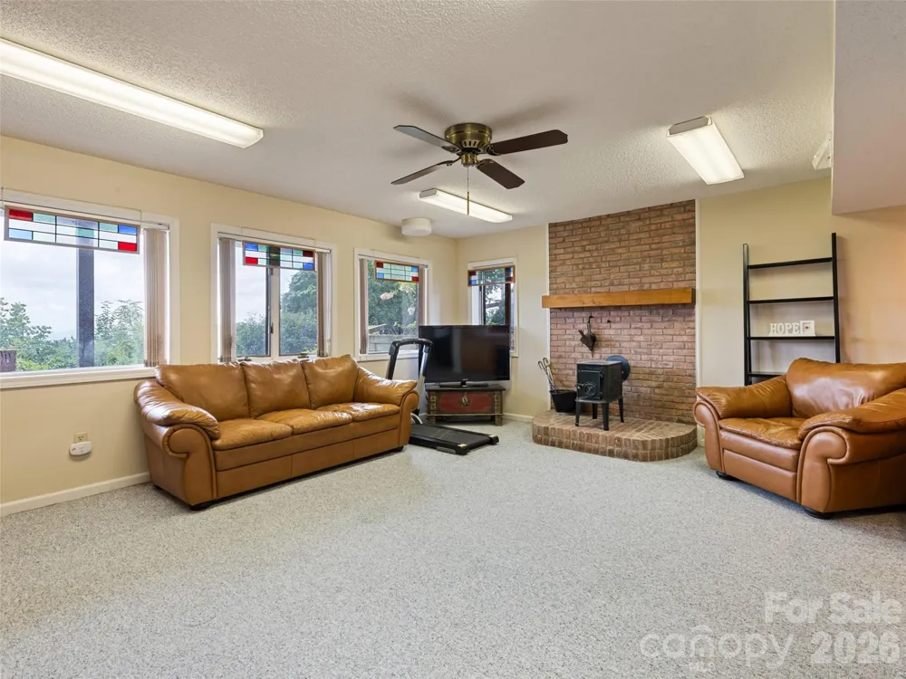 602 Fleetwood Plaza Hendersonville, NC 28739