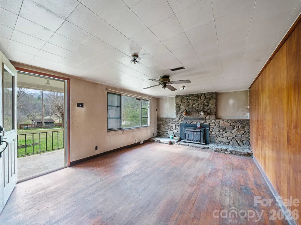 2432 Grapevine Road Marshall, NC 28753