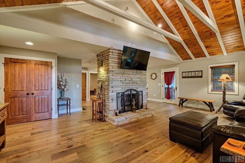 12 Watch Hill Lane Cashiers, NC 28717