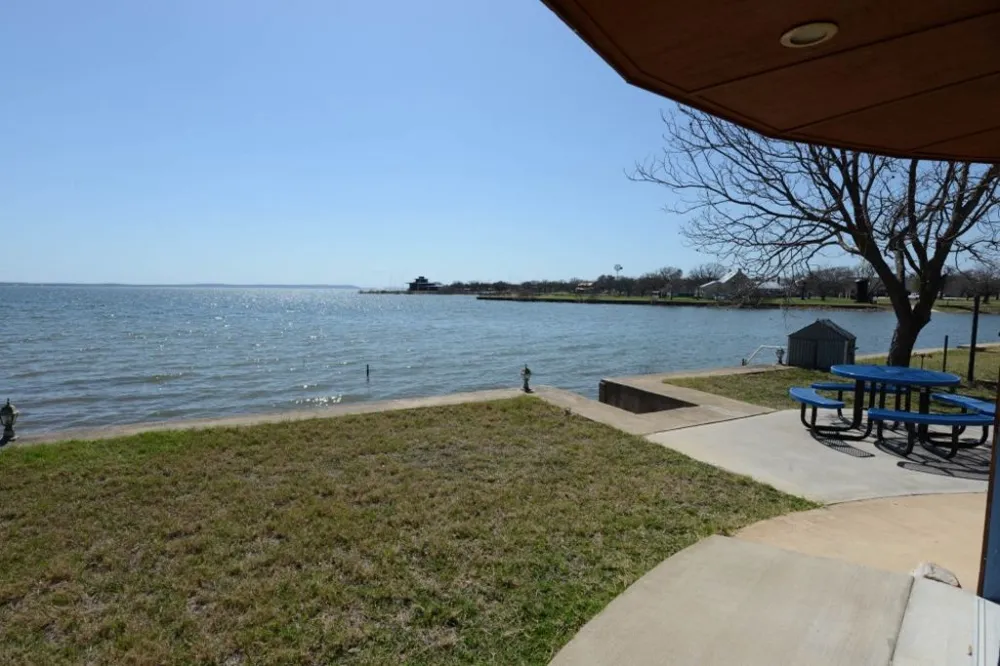 746 E Island Drive Bluffton, TX 78607