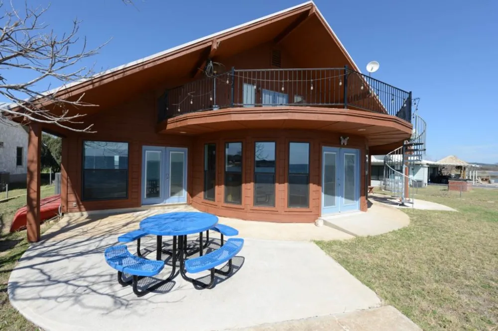 746 E Island Drive Bluffton, TX 78607