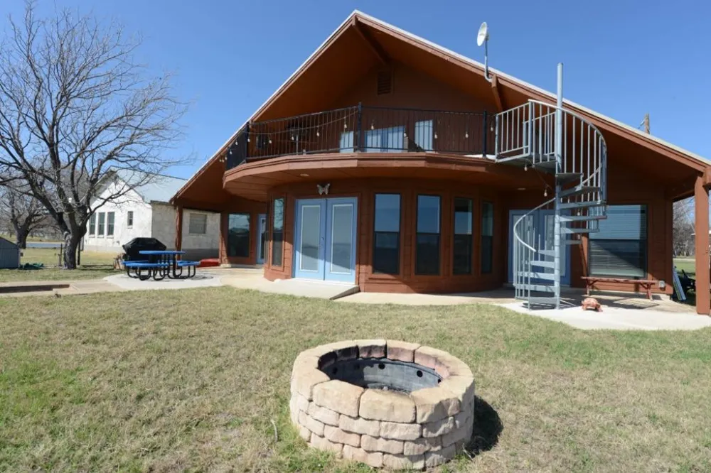 746 E Island Drive Bluffton, TX 78607