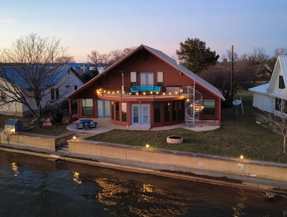 746 E Island Drive Bluffton, TX 78607