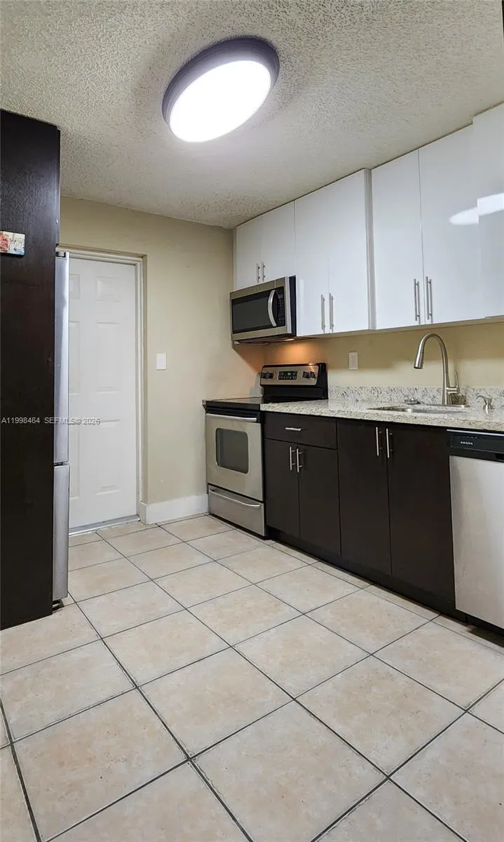 880 E 26th St Hialeah, FL 33013