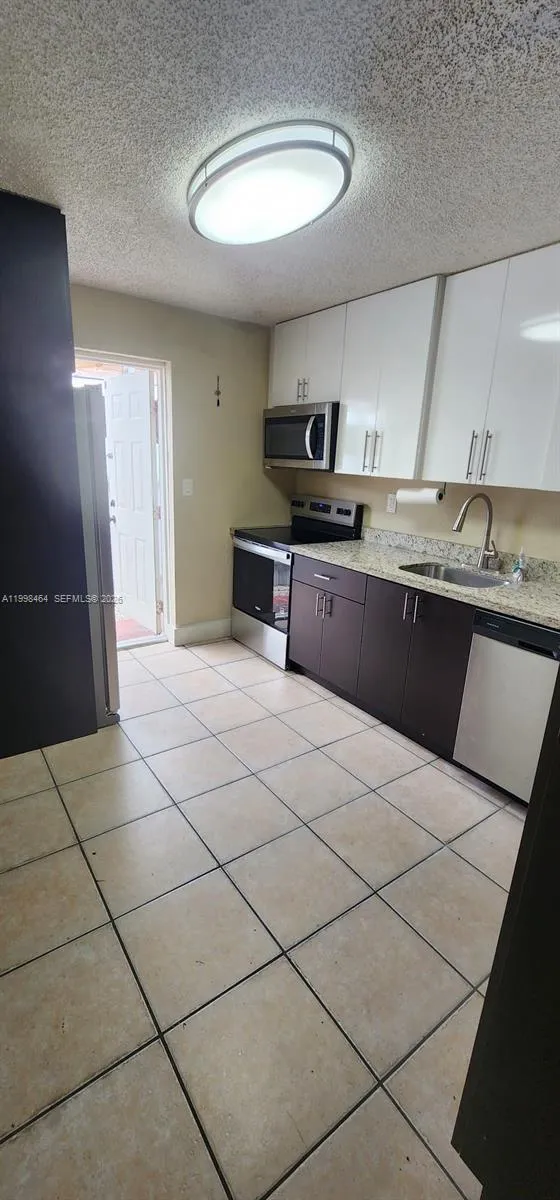 880 E 26th St Hialeah, FL 33013