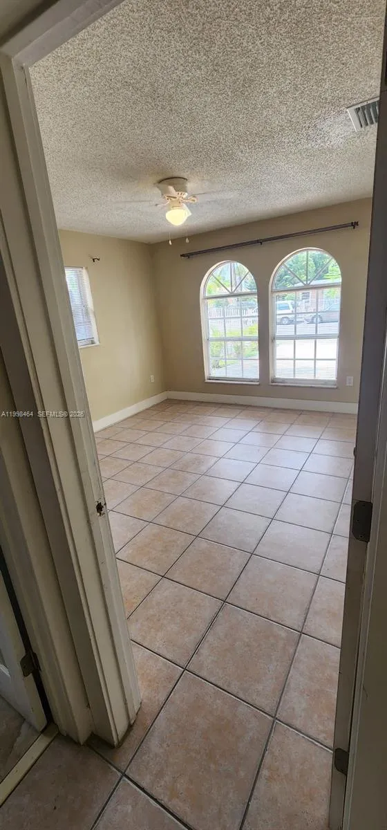 880 E 26th St Hialeah, FL 33013
