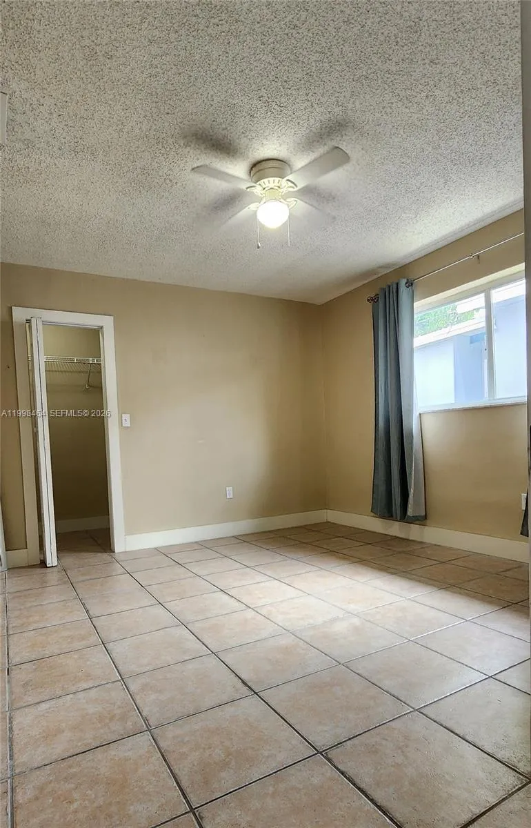 880 E 26th St Hialeah, FL 33013