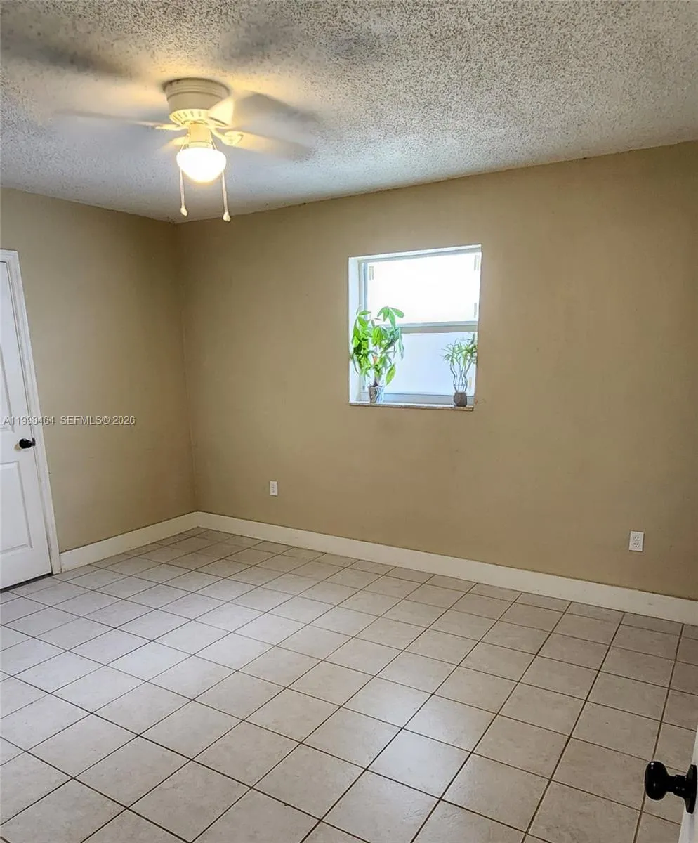 880 E 26th St Hialeah, FL 33013