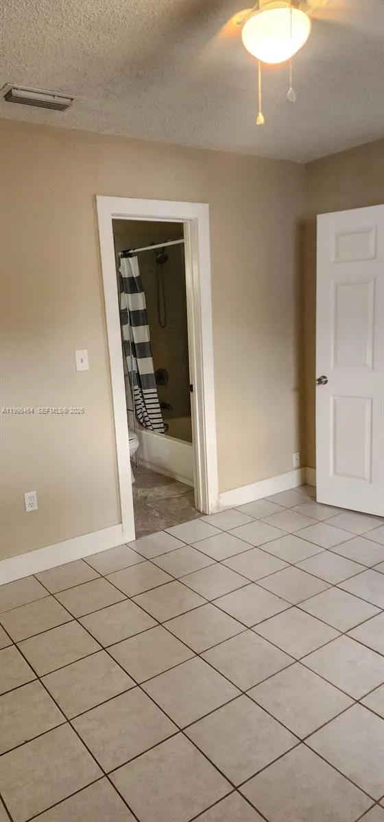 880 E 26th St Hialeah, FL 33013