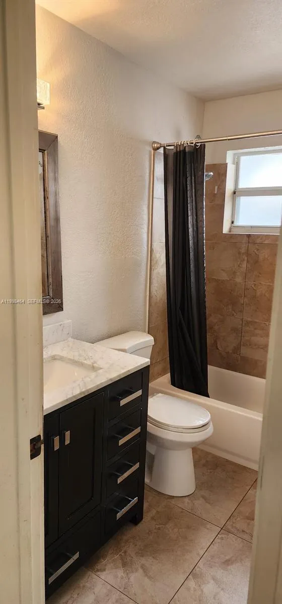 880 E 26th St Hialeah, FL 33013
