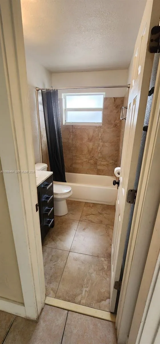 880 E 26th St Hialeah, FL 33013