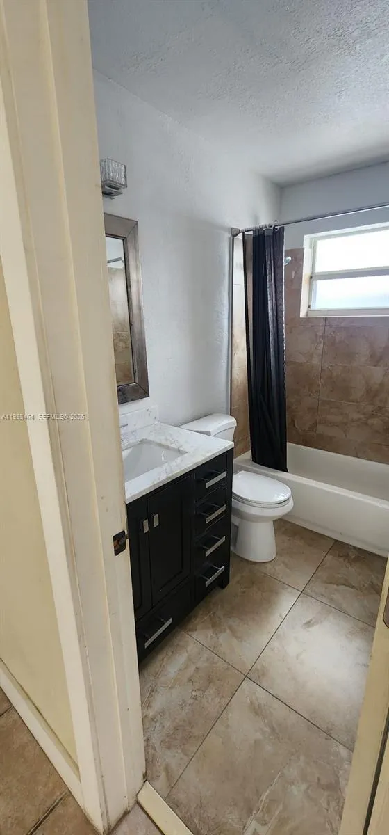 880 E 26th St Hialeah, FL 33013