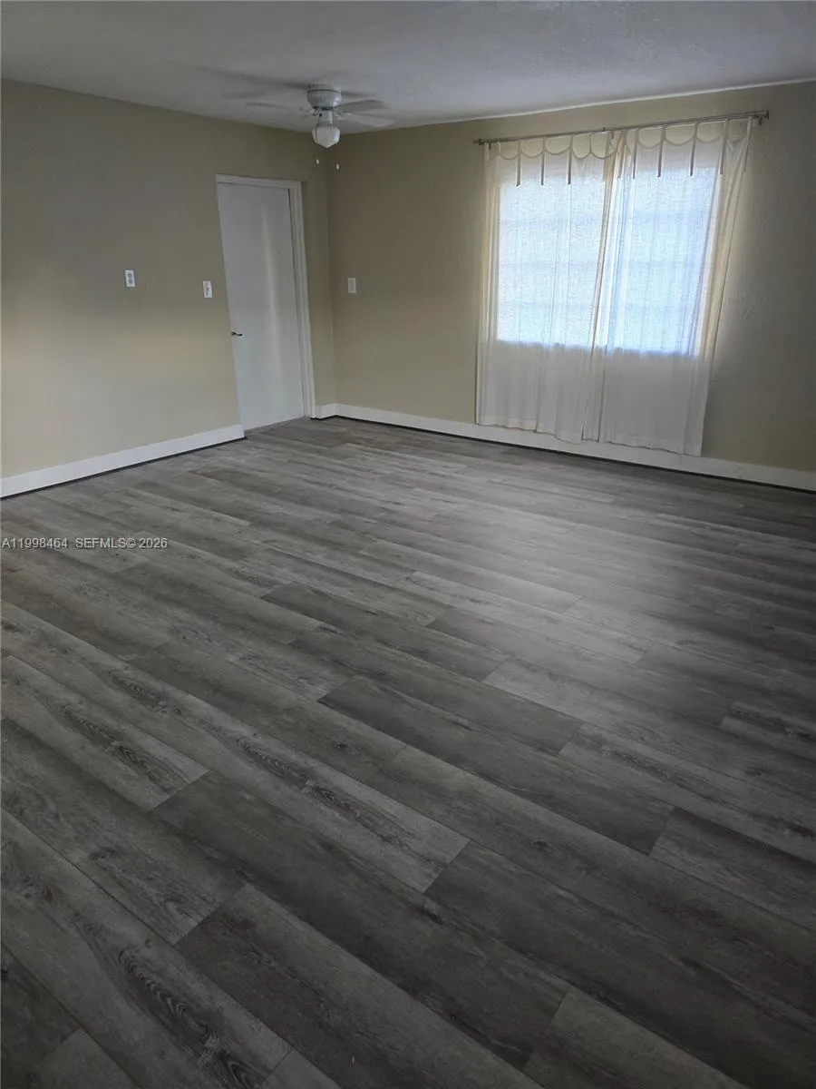 880 E 26th St Hialeah, FL 33013