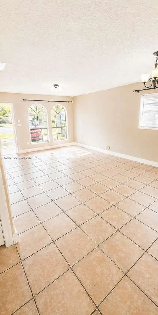 880 E 26th St Hialeah, FL 33013