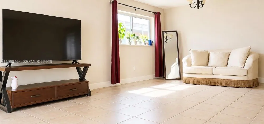 880 E 26th St Hialeah, FL 33013
