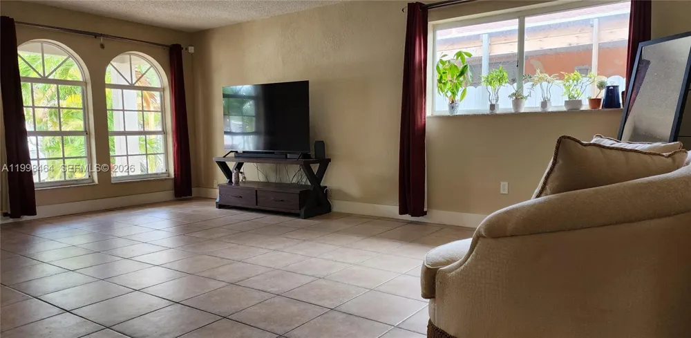 880 E 26th St Hialeah, FL 33013