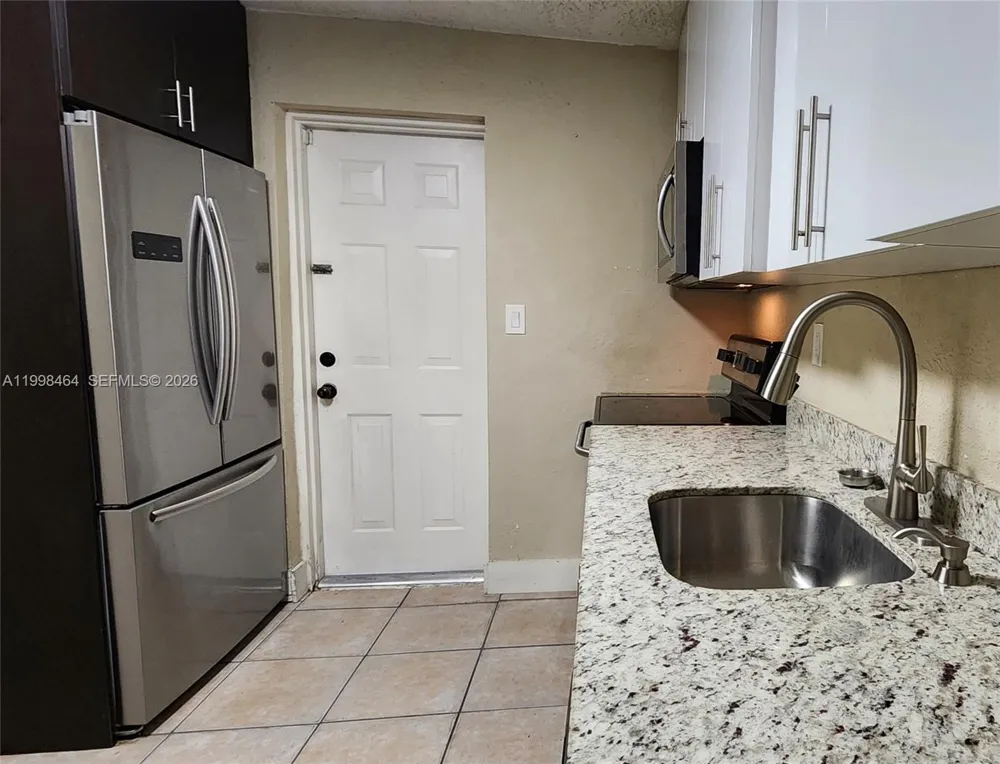 880 E 26th St Hialeah, FL 33013