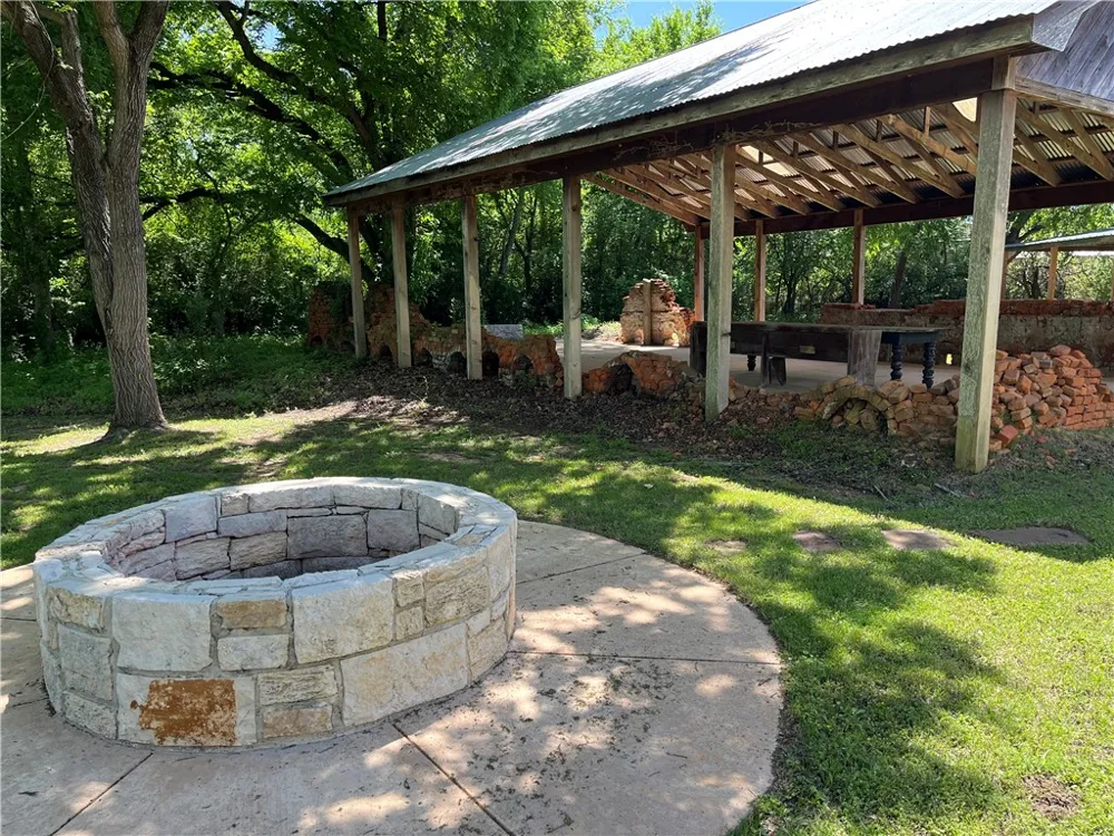 1100 Maple Calvert, TX 77837