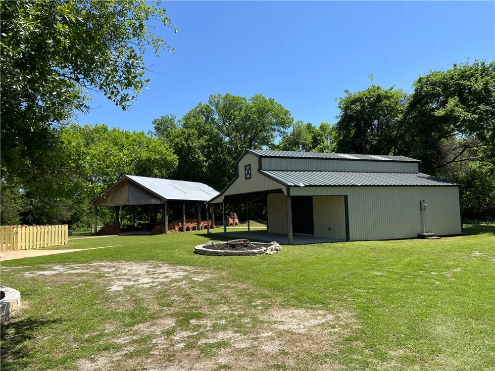 1100 Maple Calvert, TX 77837