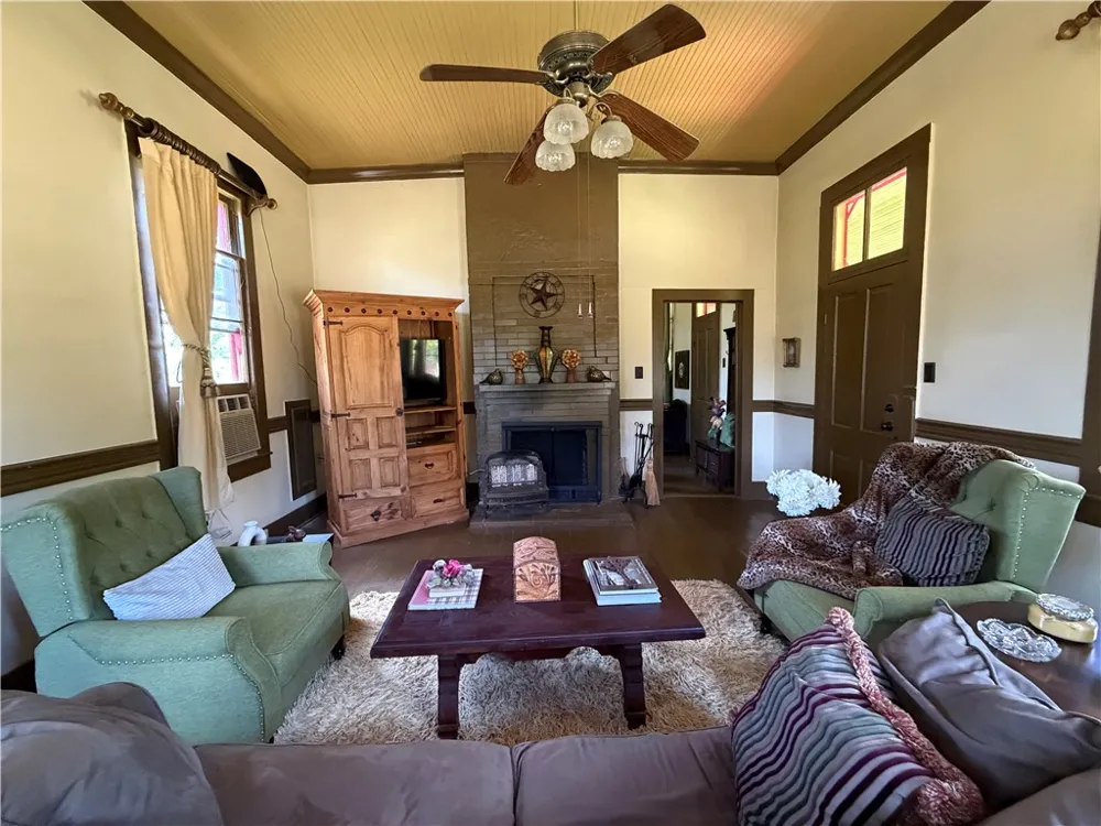 1100 Maple Calvert, TX 77837