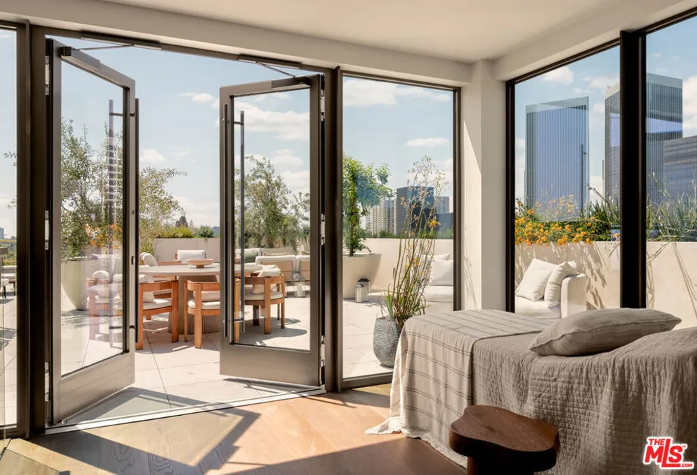 9900 S Santa Monica Boulevard #PHE Beverly Hills, CA 90212