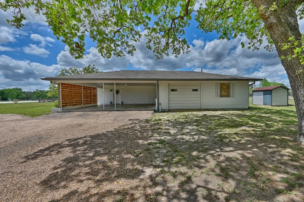1620 W Us Highway 290 Carmine, TX 78932