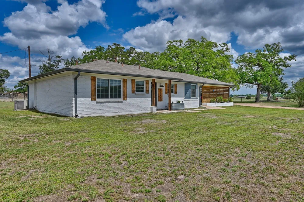 1620 W Us Highway 290 Carmine, TX 78932